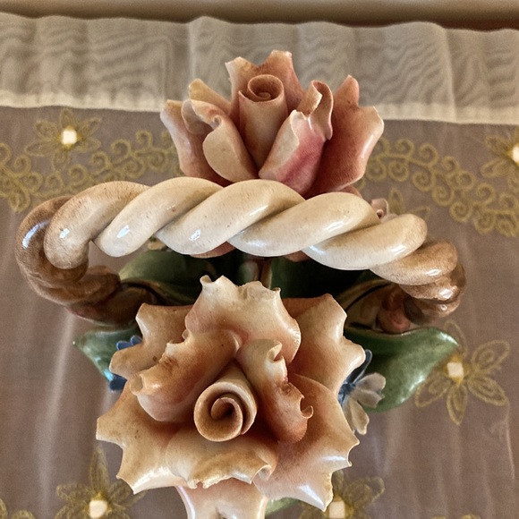 Vintage Capodimonte Basket with 2 Roses and 4 small flowers Hand Made in Italy - Picture 5 of 9